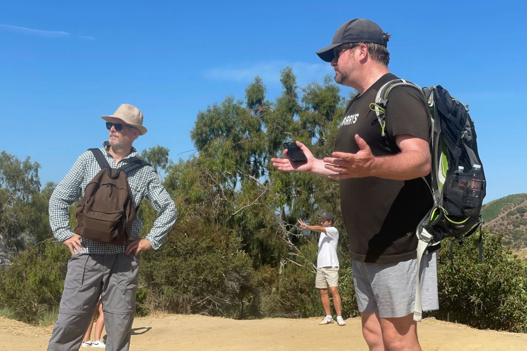 가이드가 그리피스 공원과 할리우드의 매혹적인 이야기를 들려주는 하이킹 코스입니다.