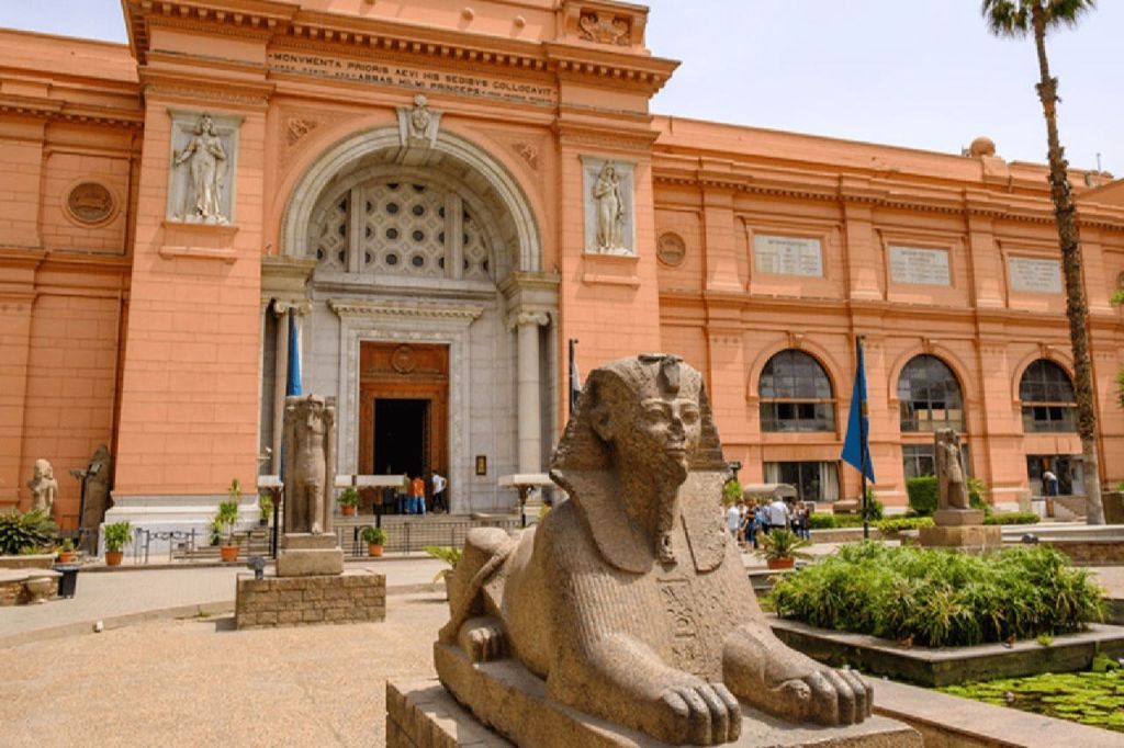 고대의 보물을 찾아 카이로 프라이빗 여행을 떠나보세요. 이집트 박물관을 방문하고 피라미드 앞에 서세요.