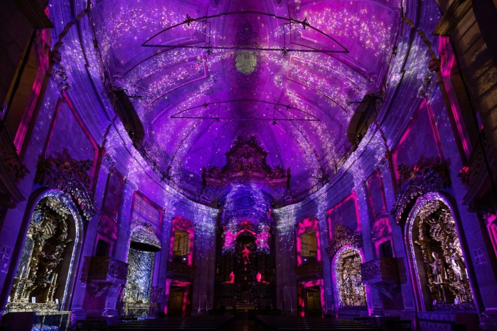 이그레하두스클레리고스에서 열리는 스피리투스 멀티미디어 쇼