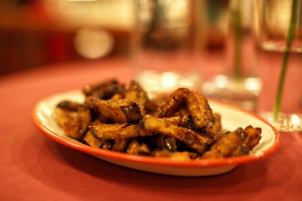 메뉴 타파스의 꿀을 곁들인 가지