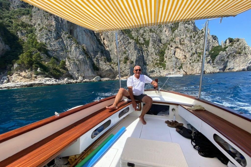 전형적인 고초 카프레제에 탑승한 선장