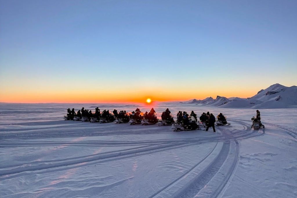 빙하에서 감상하는 석양