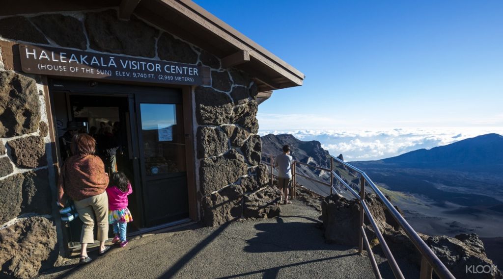 방문자 센터로 이동하여 이 화산 지형의 역사에 대해 알아보세요.