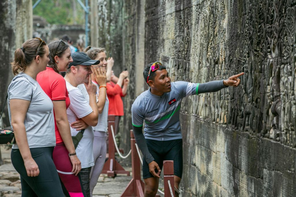 탑에 새겨진 수많은 신비로운 얼굴로 유명한 아름다운 바욘 사원을 둘러보세요.