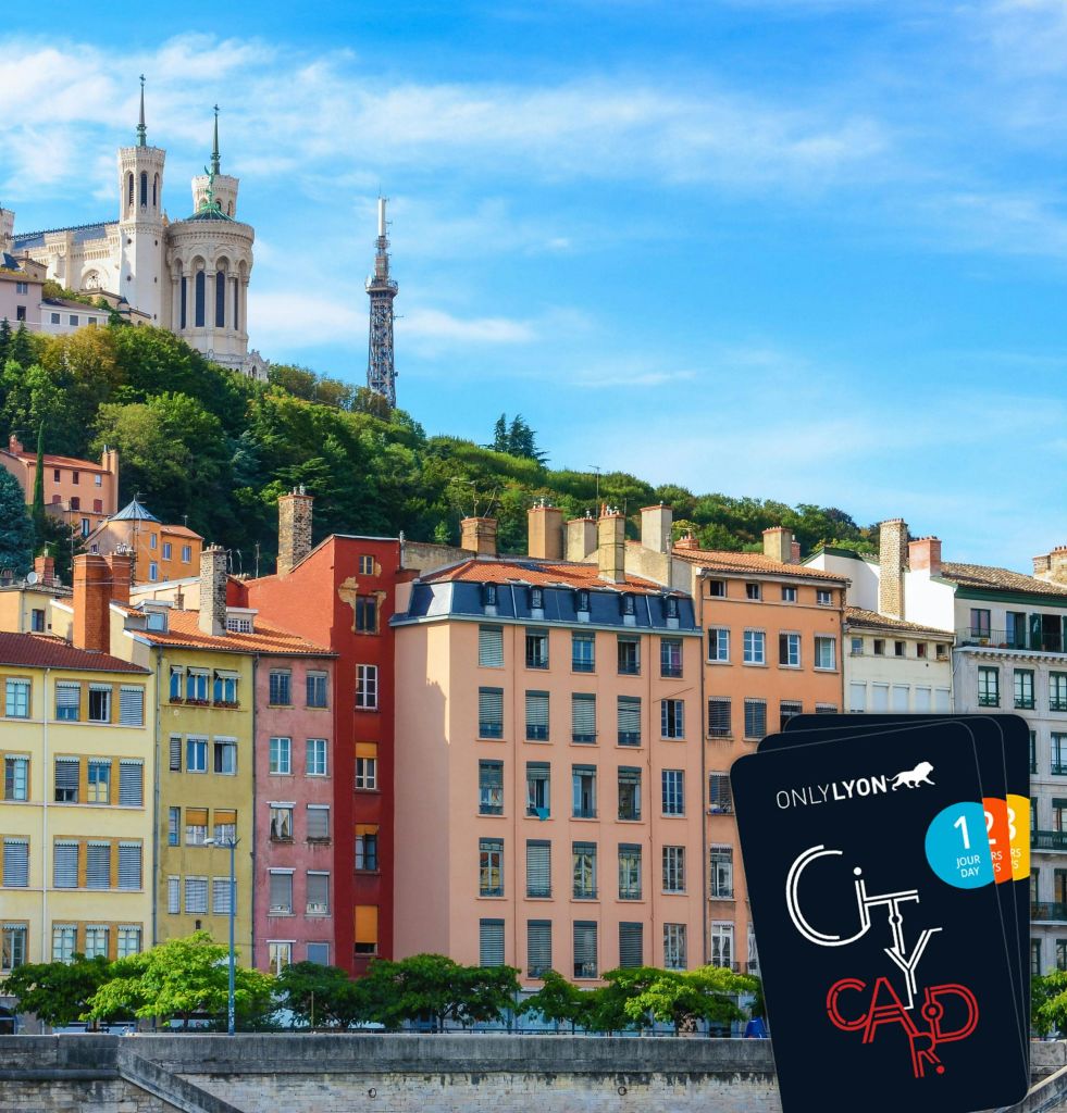 언덕 위에 교회가 있고 탑을 배경으로 화려한 건물들이 강둑을 따라 자리하고 있습니다. '시티 카드' 가 눈에 띄게 표시됩니다.