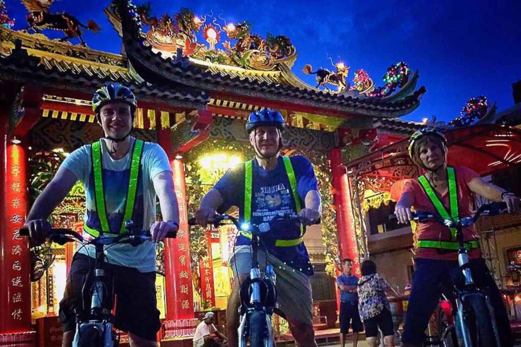 영적인 신비로움과 향기로운 연기가 가득한 중국 성지를 둘러보고 숭배자들이 불교 경전을 노래하는 모습을 구경하세요.