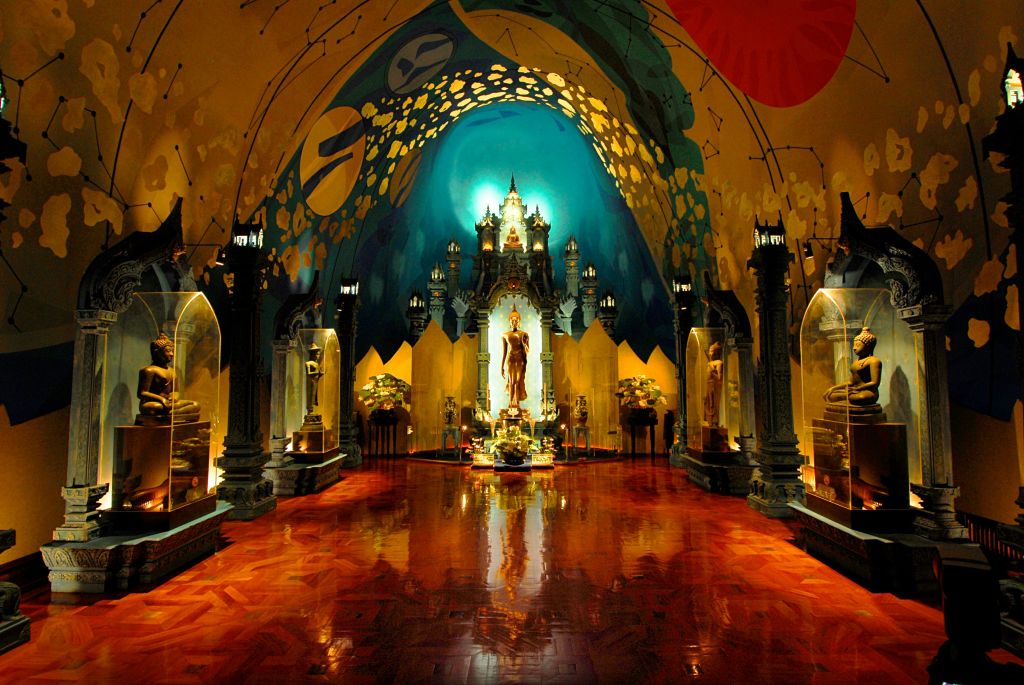 반사 바닥이 있는 화려한 홀, 벽화가 있는 아치형 천장, 전시 케이스와 장식 기둥으로 둘러싸인 중앙의 황금 동상.