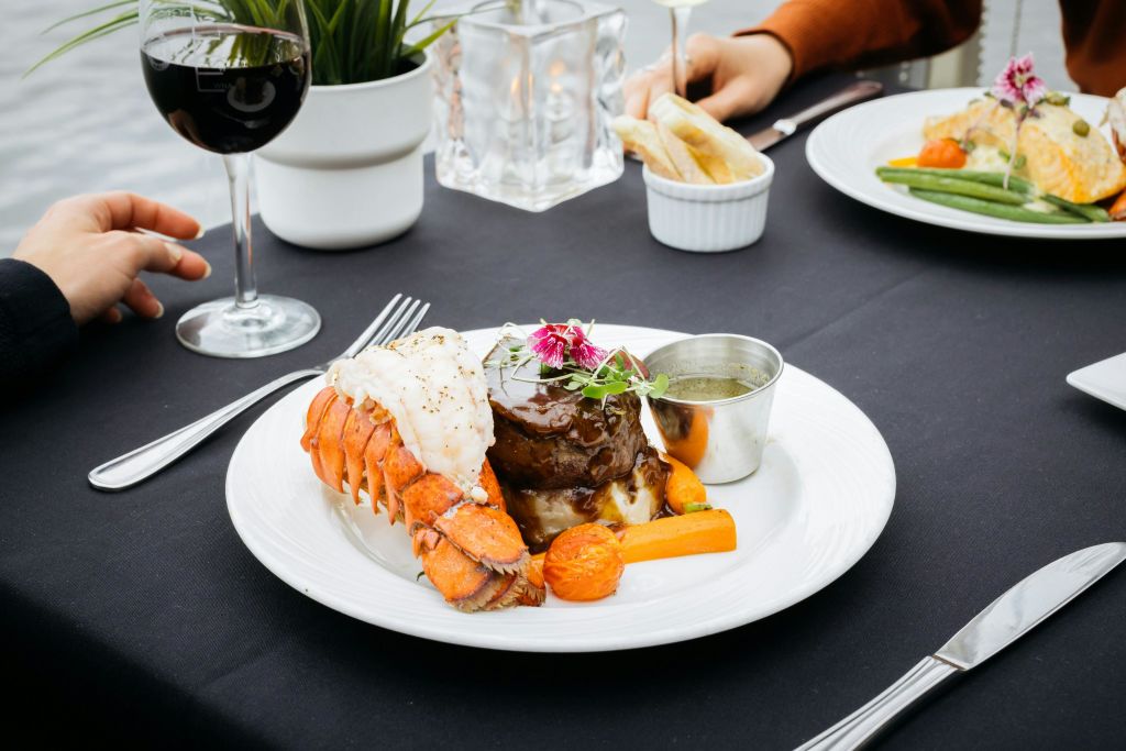 몬트리올 디너 보트 투어 (3코스)