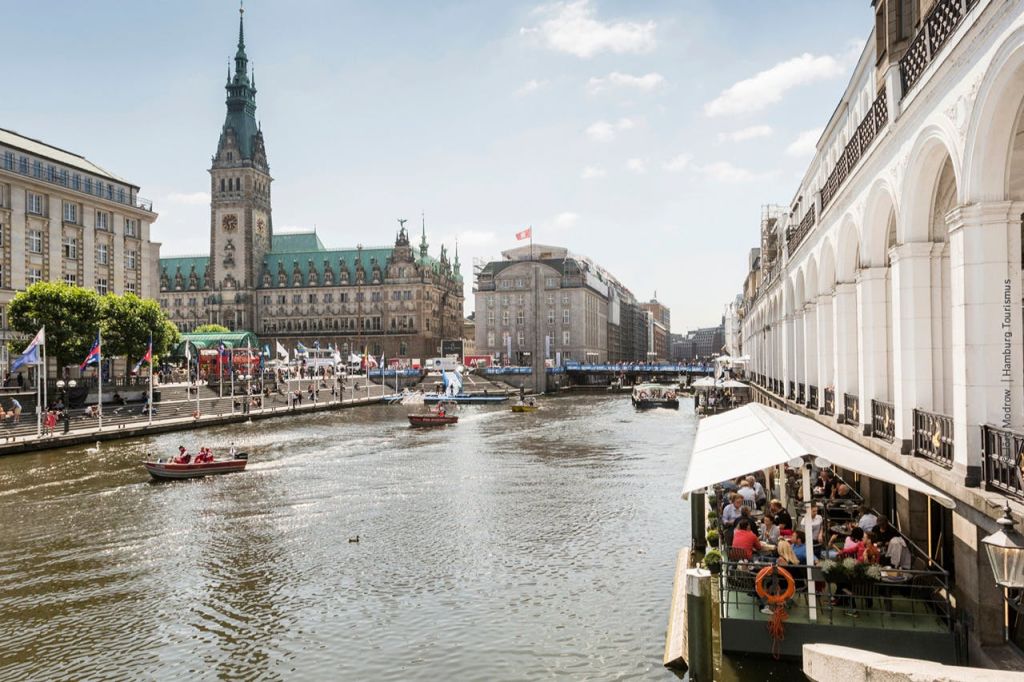 8월 함부르크 시청 전망을 감상할 수 있는 비네날스터