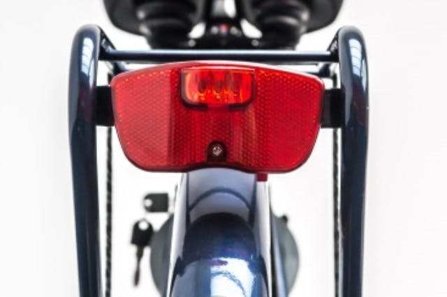 자전거를 타면 도시 자전거의 안전등이 켜집니다.