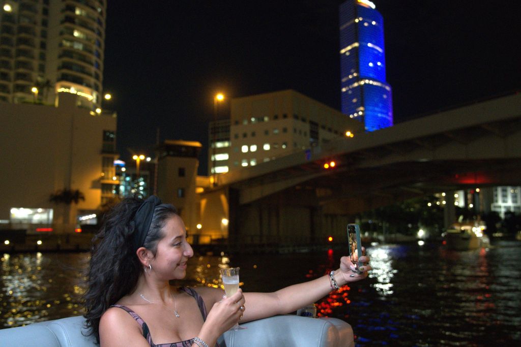 셀카를 찍는 여성