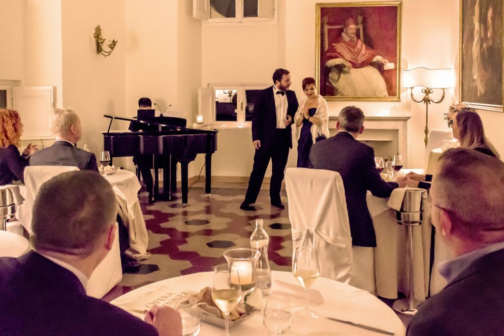 이노센조 X 홀에서 즐기는 소규모 촛불 디너.