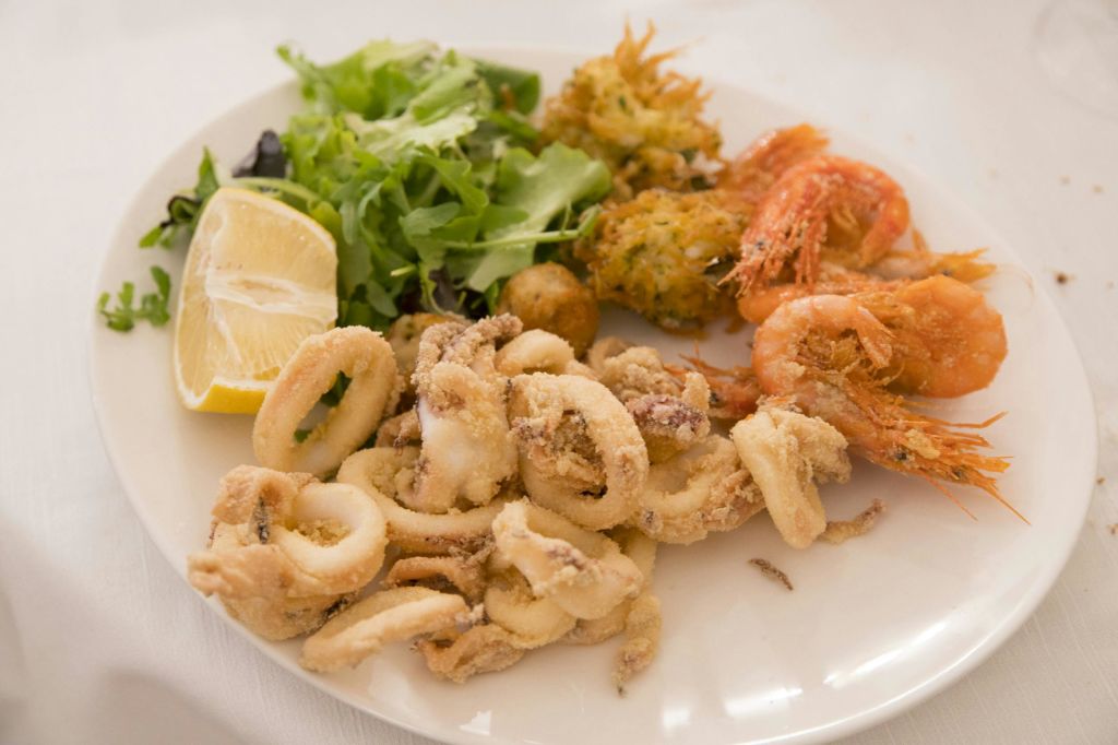 생선 메뉴 또는 육류 메뉴 중 하나를 선택하여 이탈리아 요리의 최고를 예로 들 수 있습니다.