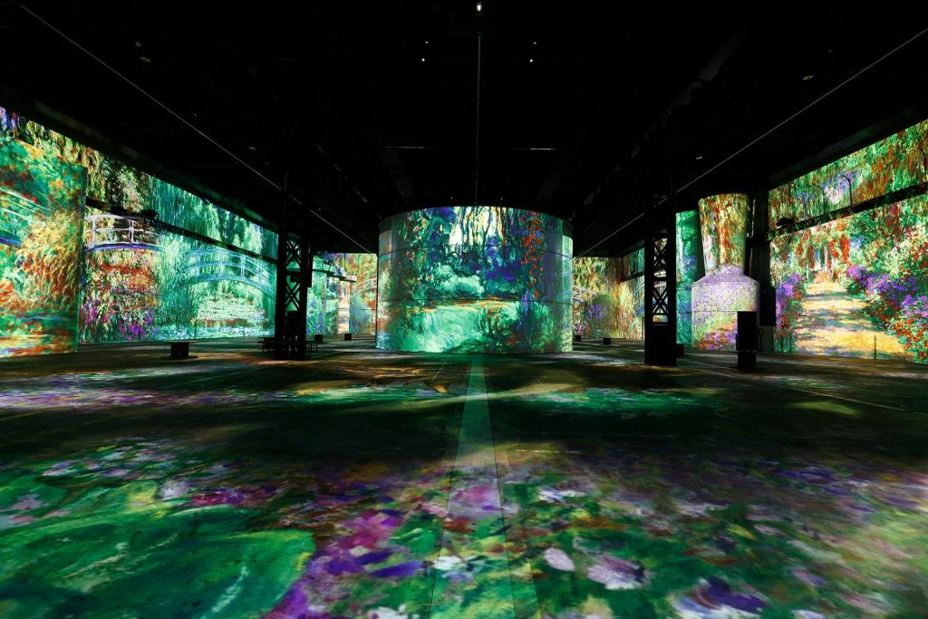 벽과 바닥에 화려하고 몰입감 있는 작품을 투영한 대형 실내 공간으로 인상파 그림을 닮았습니다.