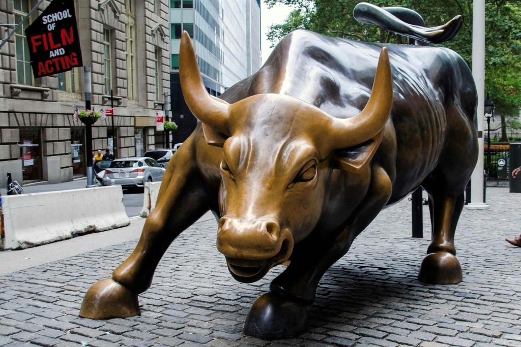 브로드웨이의 Charging Bull 동상은 인기 있는 사진 촬영 장소입니다.