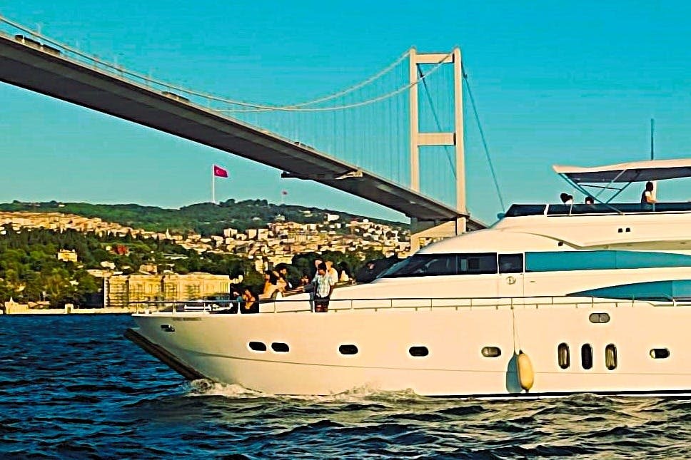 보스포루스에서 즐기는 석양의 럭셔리 요트 투어