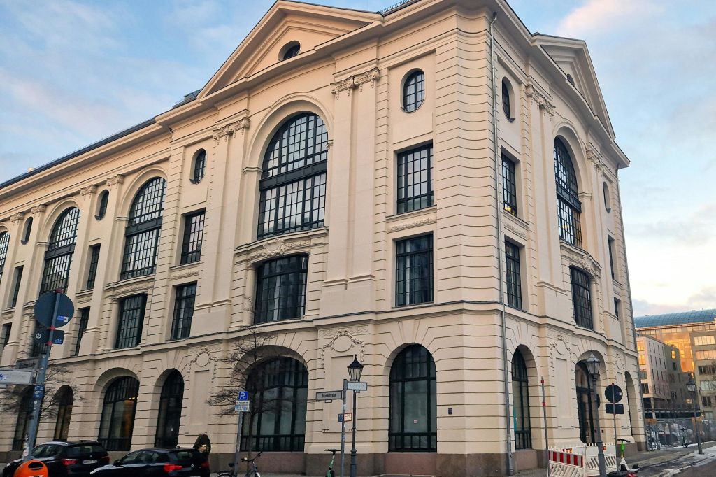 과거 헤르초그 백화점은 제2차 세계대전 전까지 대표적인 주소였습니다.