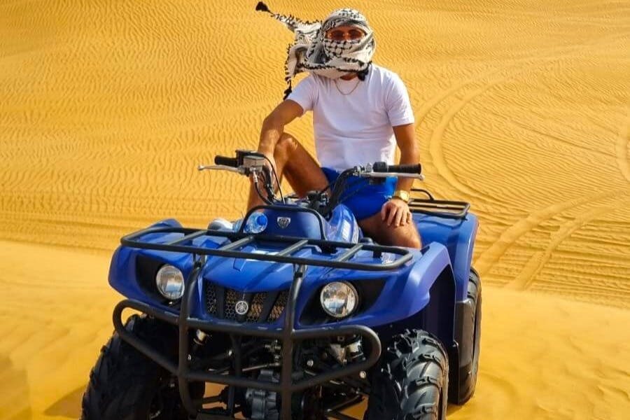 사막에서 즐기는 사륜 바이크
