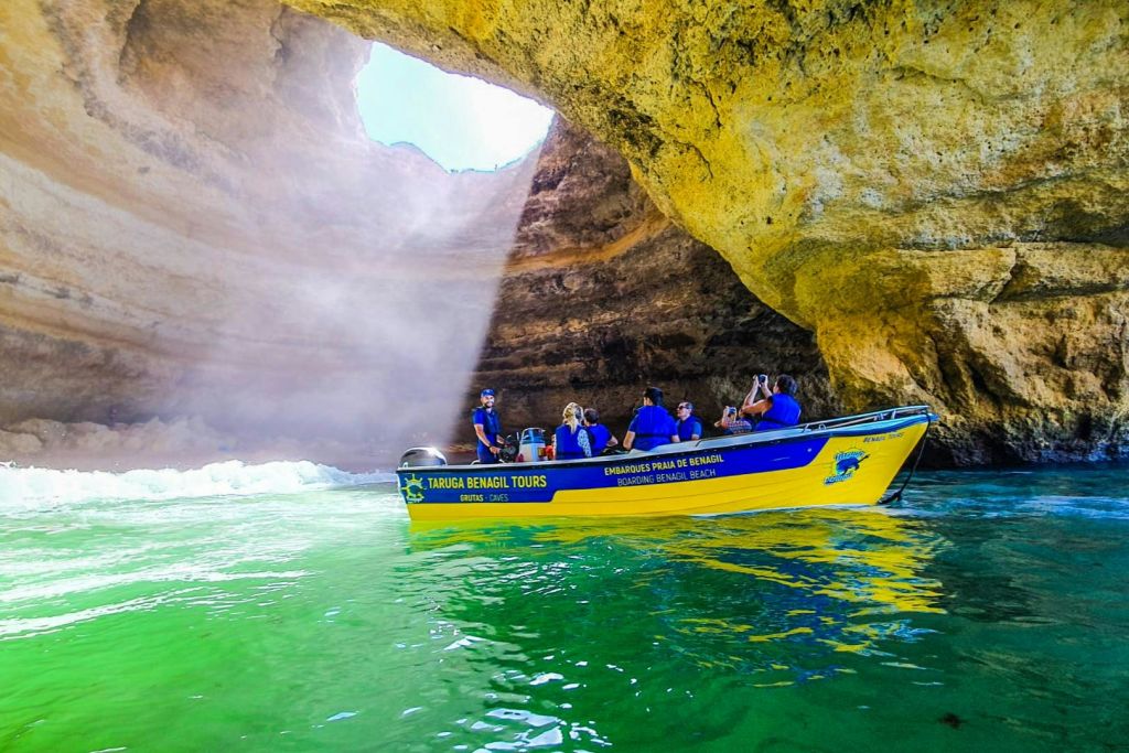 보트와 베나길 동굴 투어