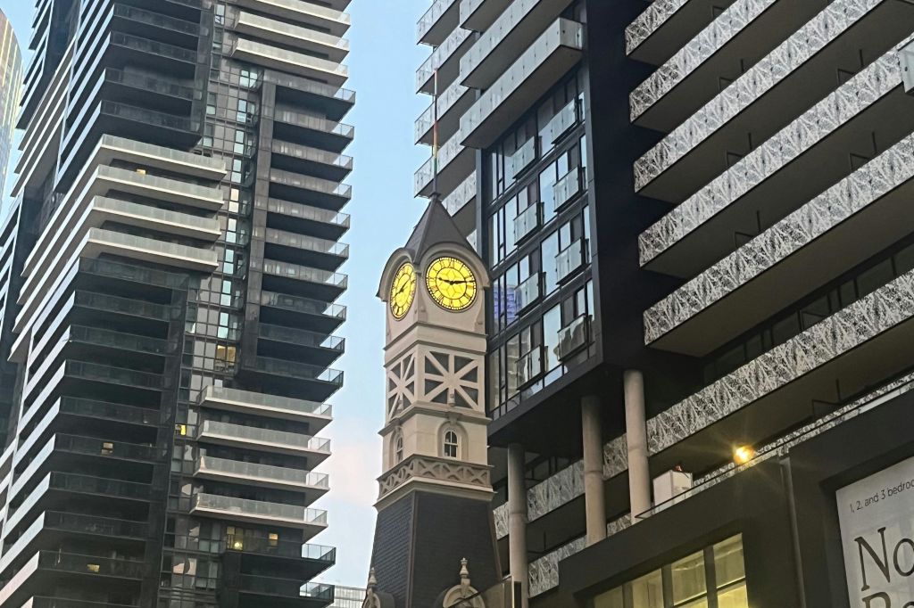 영 스트리트의 시계탑