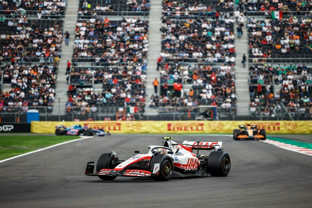 멕시코 그랑프리에서 턴에 들어가는 F1 팀 하스