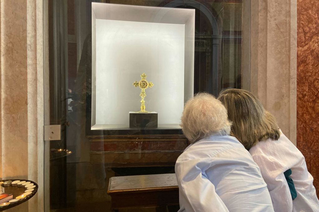 홀리 십자가 | 성 십자가의 성물