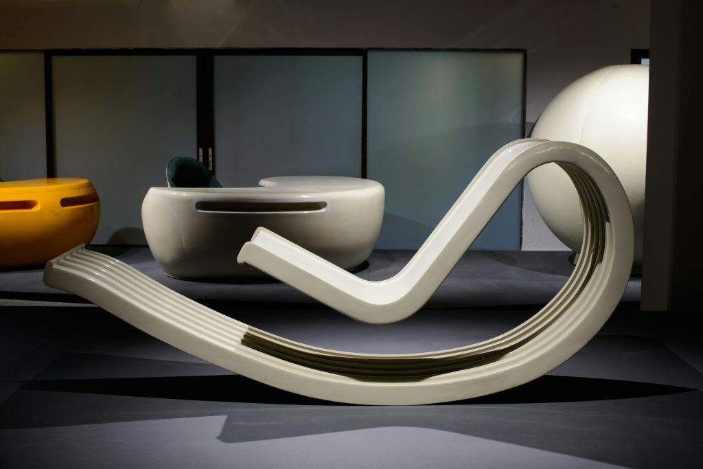 커다란 서리가 내린 창문을 배경으로 미니멀한 분위기의 객실에서 모던하고 곡선형의 라운지 의자와 그에 어울리는 소파를 만나보세요.