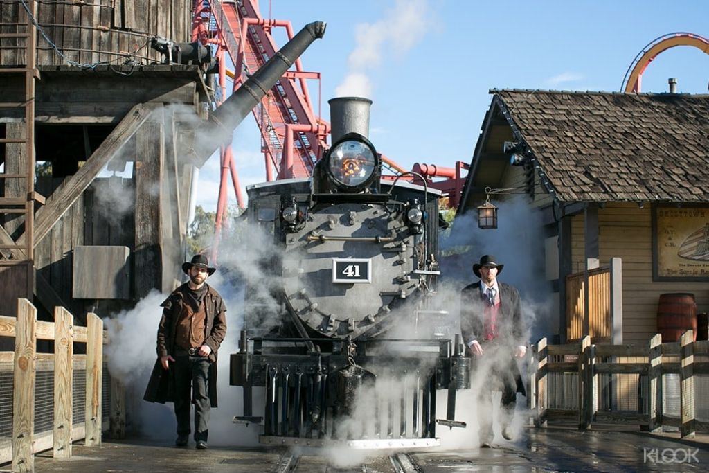 CALICO RAILROAD - Knott's Berry Farm은 20세기 초의 정통 기관차 2대와 철도 선로를 이용할 수 있는 가솔린 동력 모터카인 Galloping Goose의 본거지입니다.