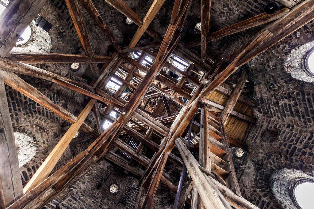 석탑 내에 복잡한 구조를 이루고 있는 목조 대들보와 사다리의 모습. 위의 개구부를 통해 빛이 들어옵니다.