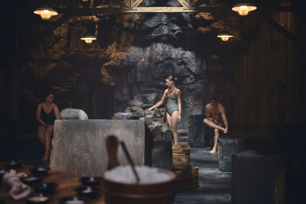 스파에 있는 사람들