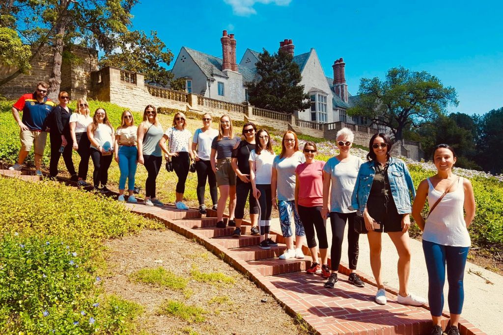 그룹 규모에 상관없이 회원님에게 적합한 투어를 제공합니다. 이 계단을 올라가면 악명 높은 그레이스톤 맨션이 나옵니다.