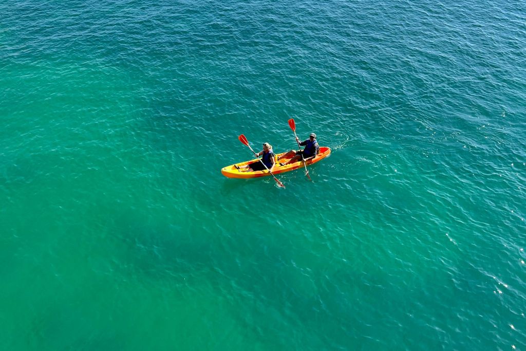 바다에서 카약 타기