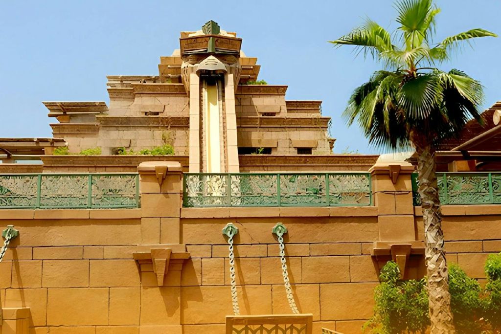 아드레날린을 펌핑하는 트랩도어를 거의 수직으로 떨어뜨립니다.