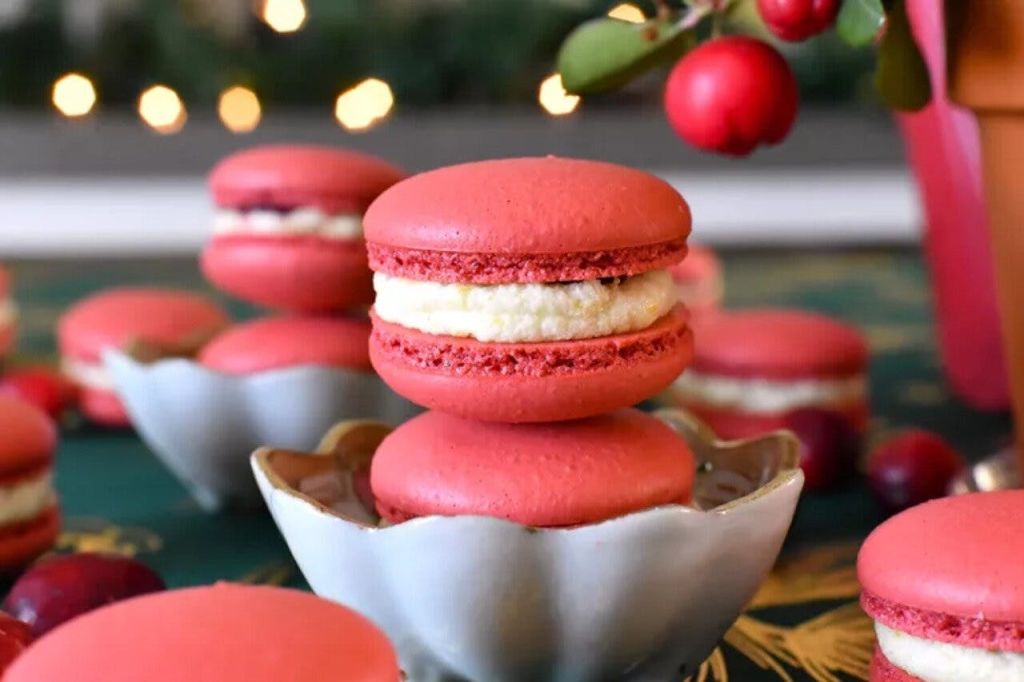 수백 가지 맛 중에서 원하는 마카롱을 골라 사랑하는 사람에게 집으로 가져갈 상자를 사주세요.