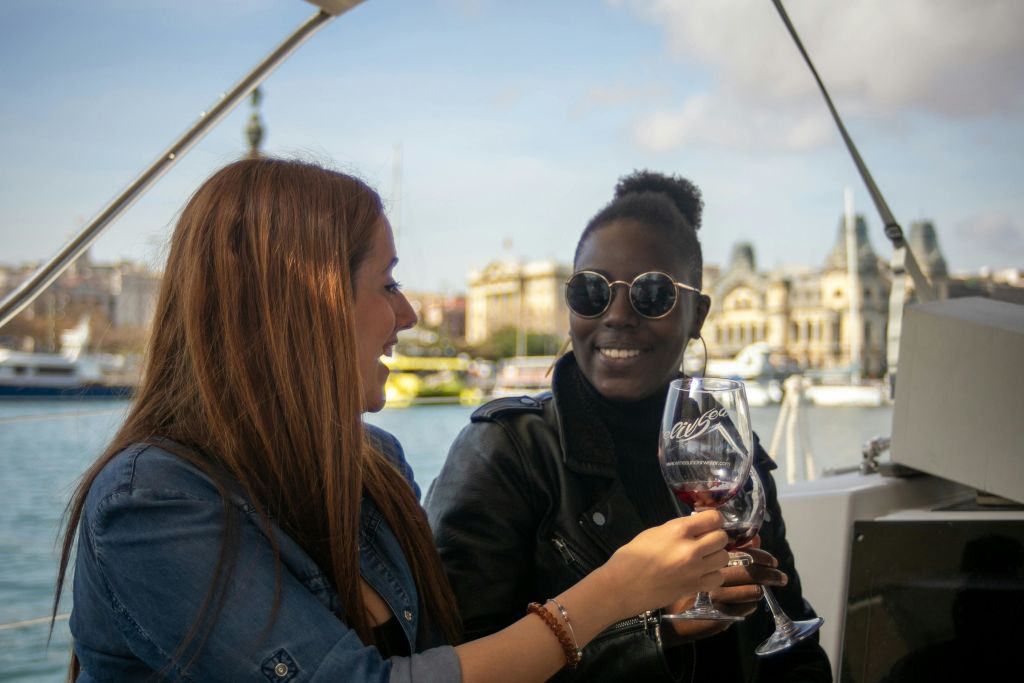 바르셀로나의 아름다운 전망을 배경으로 와인을 맛보는 사람들