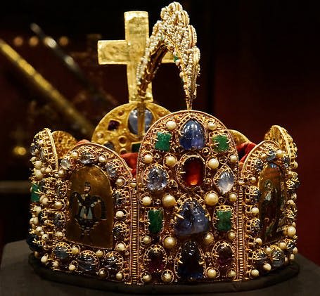 보석, 진주, 종교적 아이콘으로 장식된 화려한 금관에 십자가가 장식되어 있습니다.