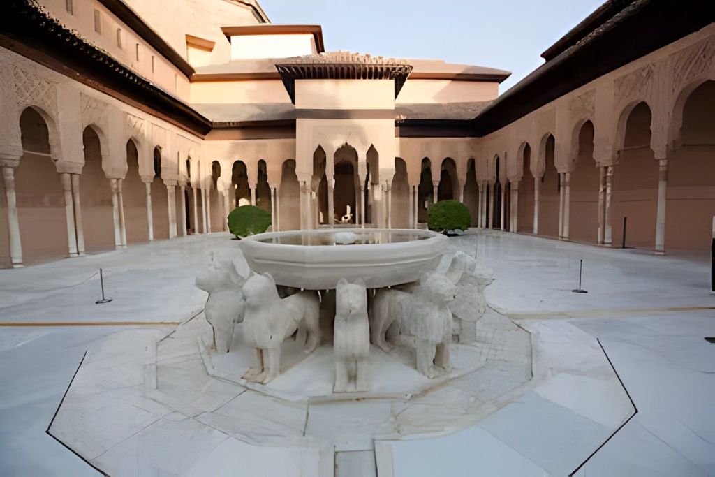 알함브라의 주요 명소 중 하나인 사자의 안뜰.