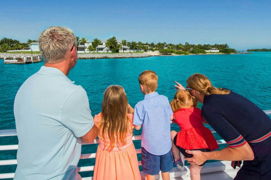 유리 바닥 보트에서 즐기는 유적지 투어