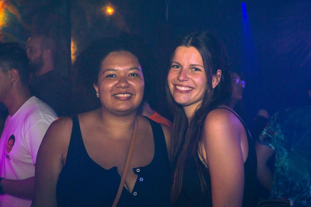 게스트 2명이 함께 포즈를 취하고 있는 사진