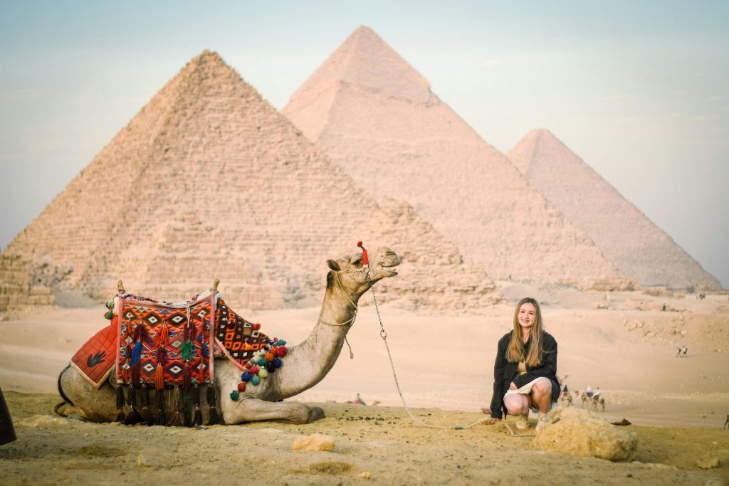 기자 피라미드와 스핑크스를 둘러보는 최고 평점 투어. 호텔 픽업, 낙타 타기 (30분), 사진, 자격을 갖춘 가이드 포함