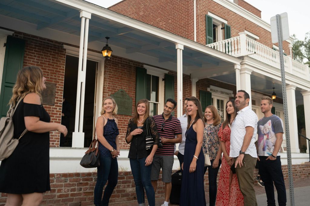 웨일리 하우스 앞에서 단체로 즐기기