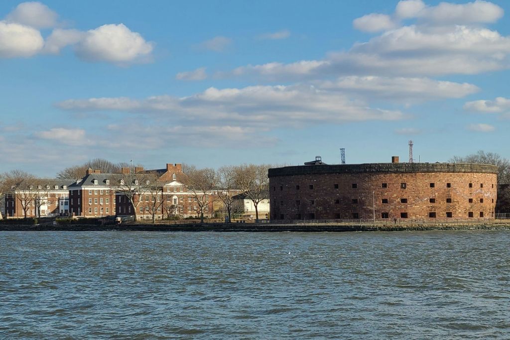 거버너스 섬의 유서 깊은 요새를 지나며