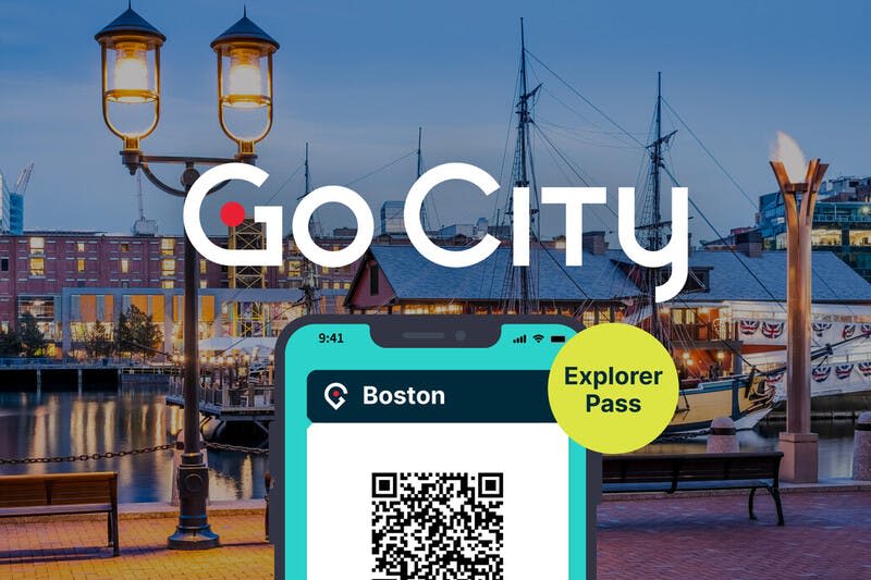 선박이 있는 항구 풍경, 위의 "Go City Boston Explorer Pass" 및 "Go City" 텍스트의 QR 코드를 보여주는 스마트폰.