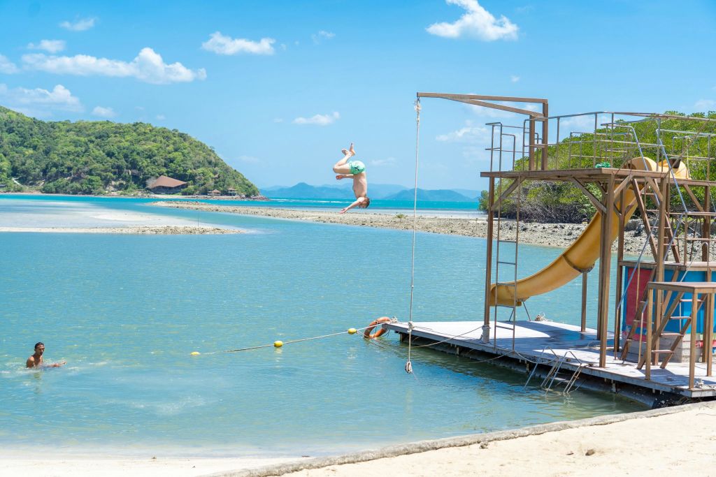 섬의 아름다운 해안선에서 R&R 받기