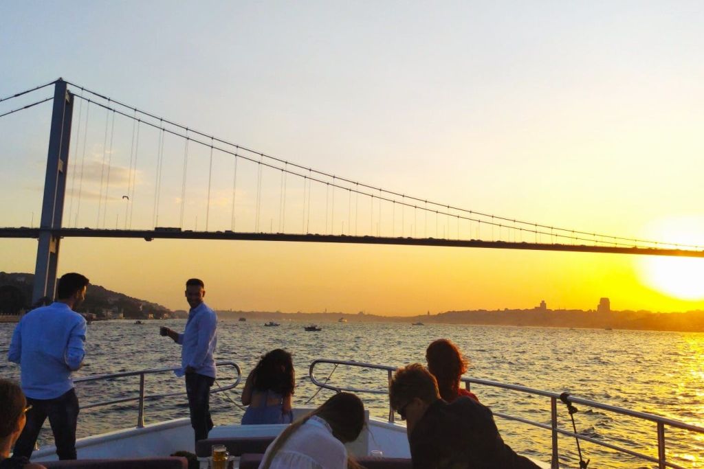 일몰에 즐기는 보스포루스 크루즈