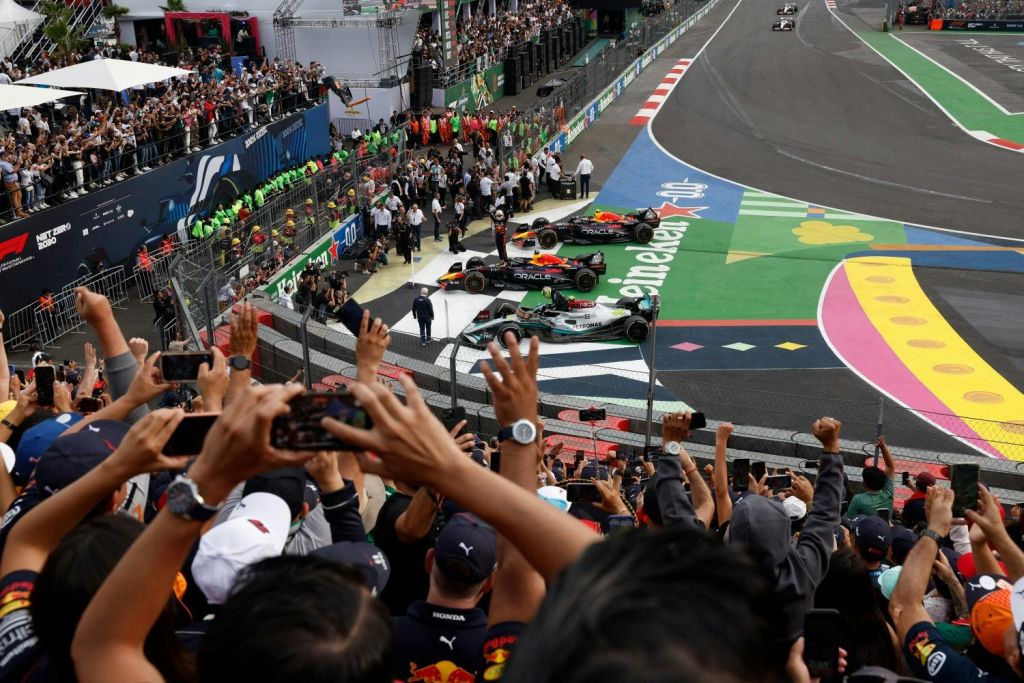 멕시코 그랑프리 1, 2, 3위 수상자들을 축하하는 팬들의 모습