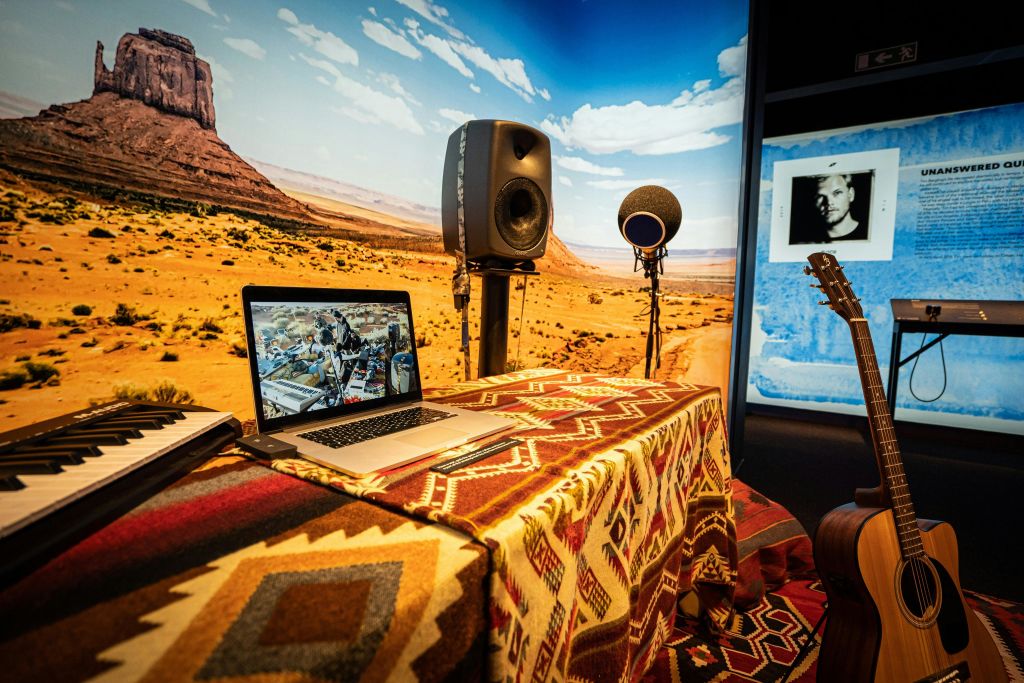 아비치 익스피리언스 (Avicii Experience) 에서 2016년의 전설적인 로드트립에 참여해보세요.