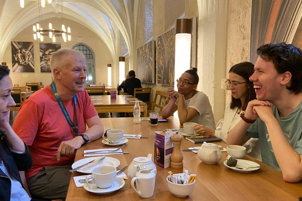 투어 전에 소개와 다과를 즐기세요.