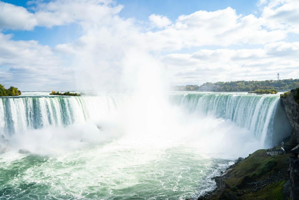 캐나다 말굽 폭포 밑에서 솟아오른 안개