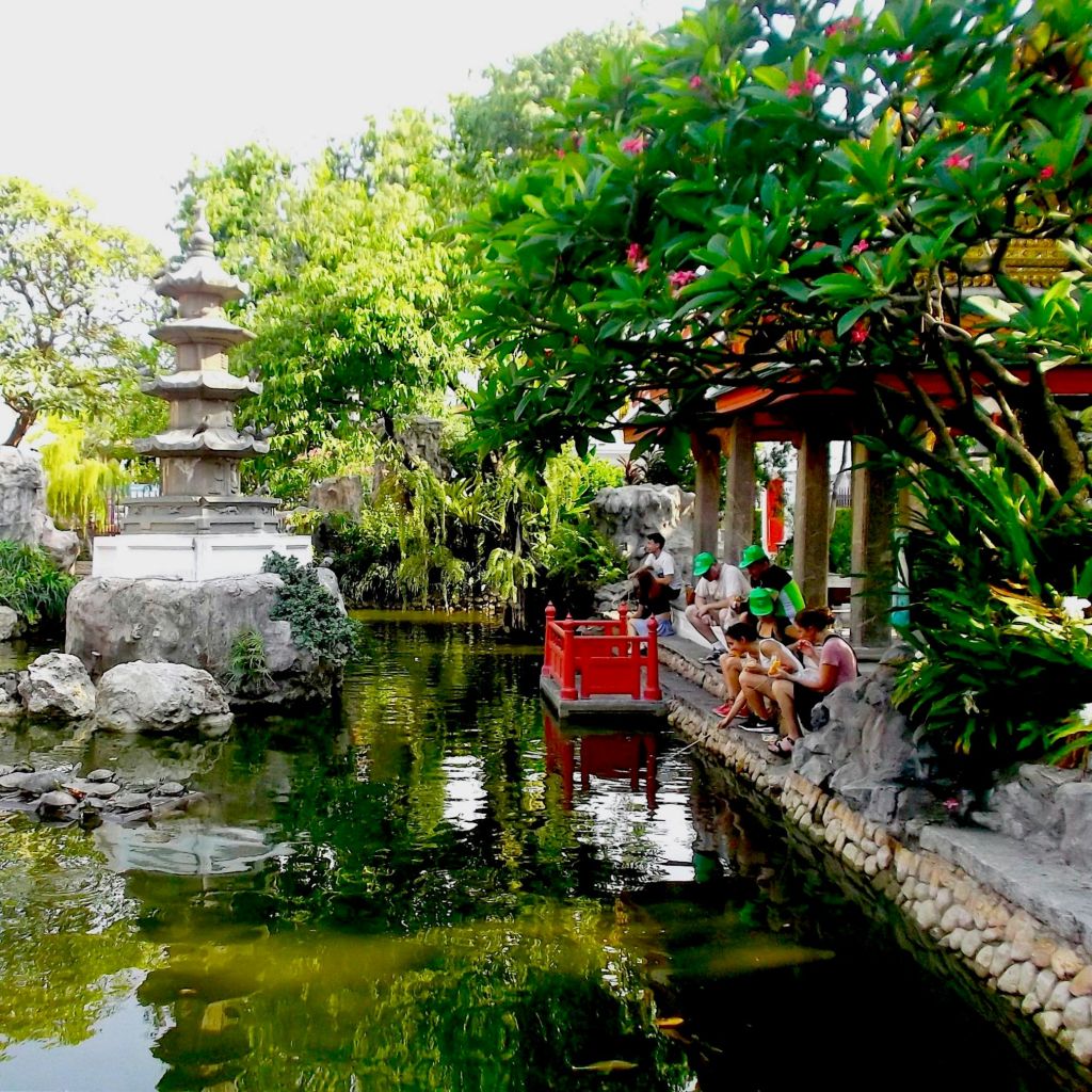 옛 포르투갈 공동체에서 시간을 보내고, 사원의 시원한 그늘에서 휴식을 취하고, 배고픈 거북이에게 먹이를 주세요.